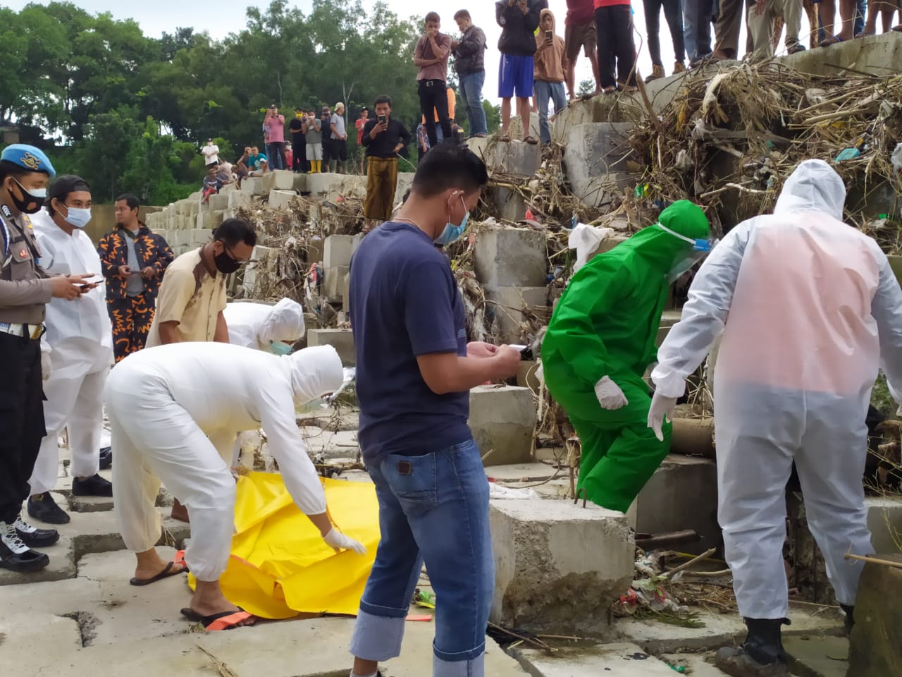 Polsek Jonggol Polres Bogor Polda Jabar Lakukan Evakuasi Jenazah yang Hanyut Terbawa Arus Sungai